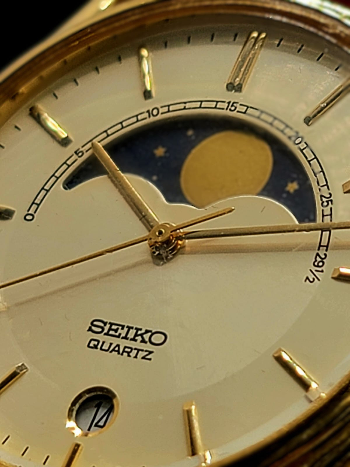 RARE VINTAGE SEIKO*** Men's 34mm Gold Tone Moonphase & Date Indicator Quartz Watch 7434-7008
