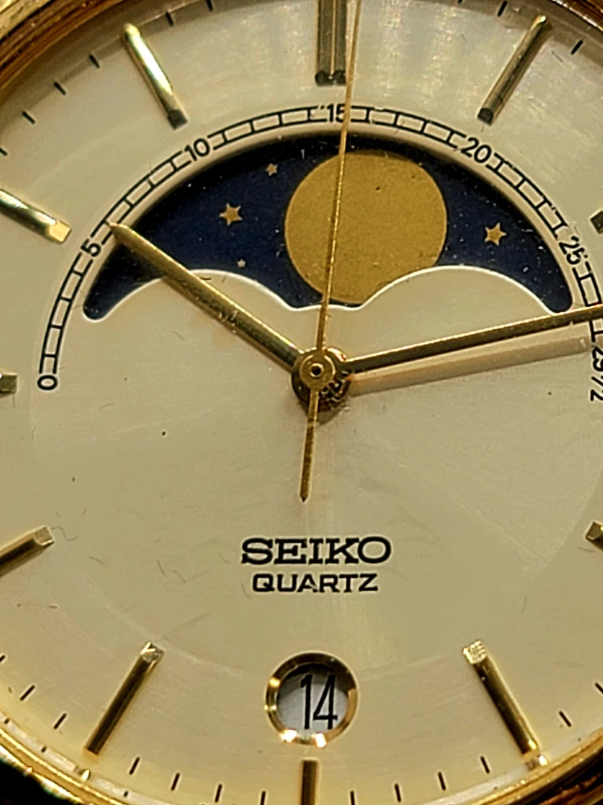RARE VINTAGE SEIKO*** Men's 34mm Gold Tone Moonphase & Date Indicator Quartz Watch 7434-7008