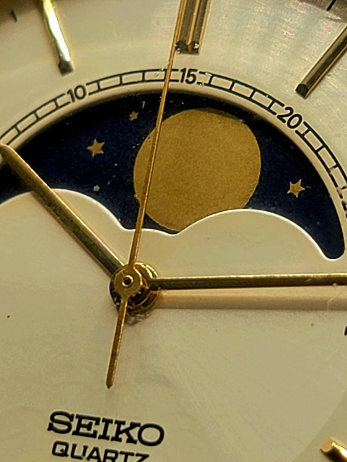 RARE VINTAGE SEIKO*** Men's 34mm Gold Tone Moonphase & Date Indicator Quartz Watch 7434-7008