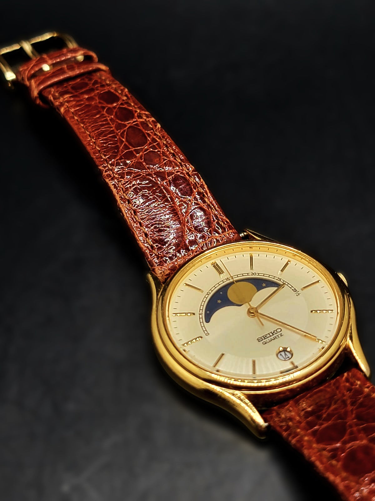 RARE VINTAGE SEIKO*** Men's 34mm Gold Tone Moonphase & Date Indicator Quartz Watch 7434-7008