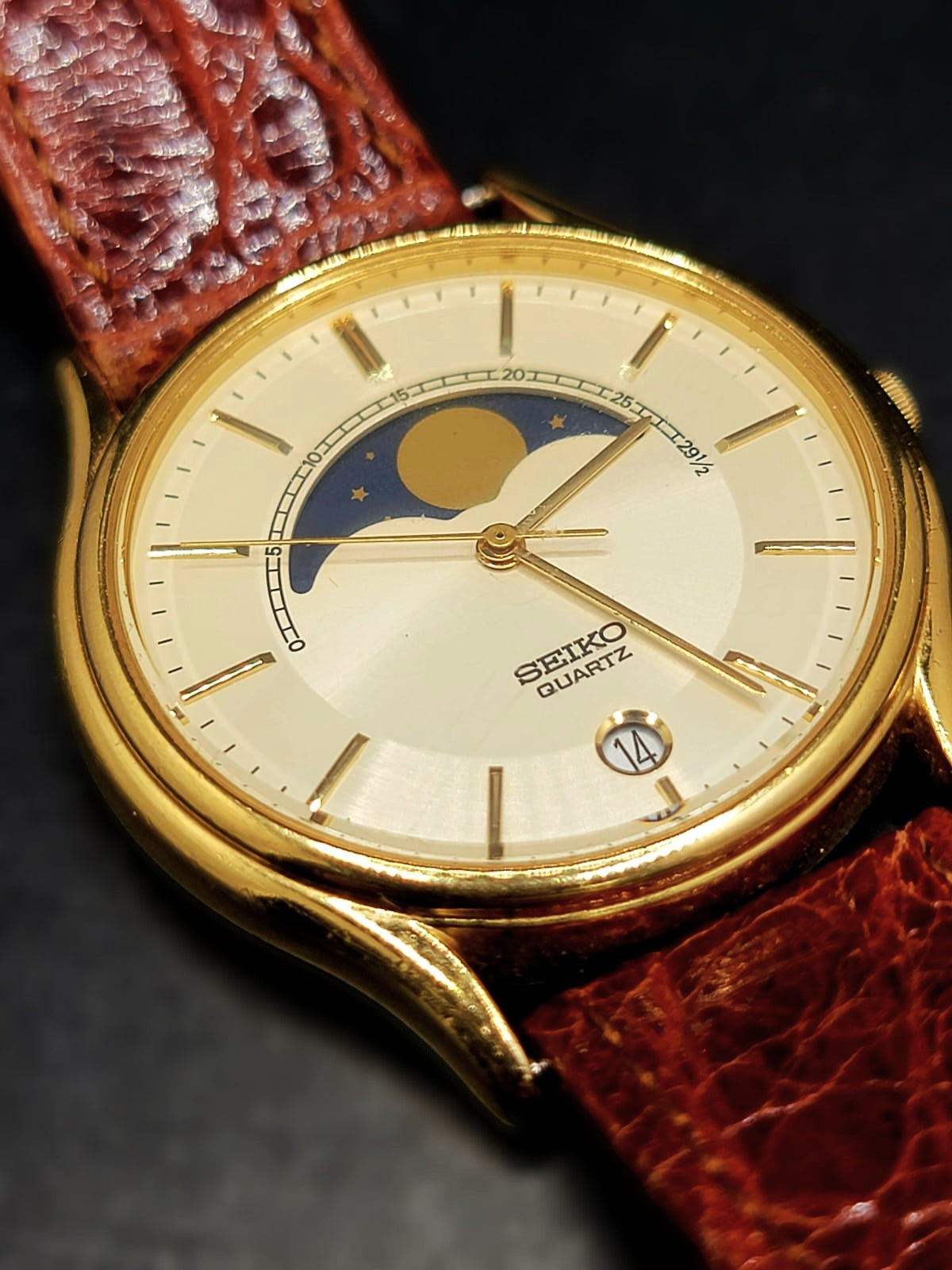 RARE VINTAGE SEIKO*** Men's 34mm Gold Tone Moonphase & Date Indicator Quartz Watch 7434-7008