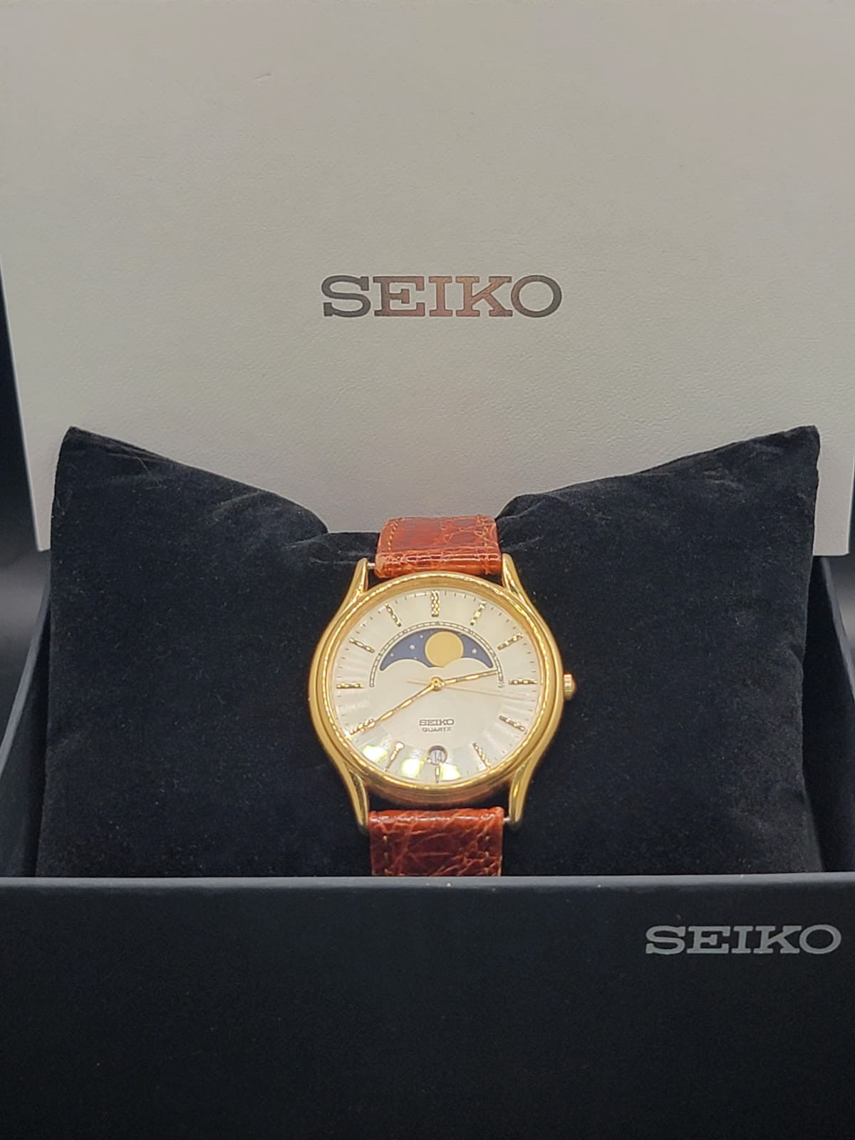 RARE VINTAGE SEIKO*** Men's 34mm Gold Tone Moonphase & Date Indicator Quartz Watch 7434-7008