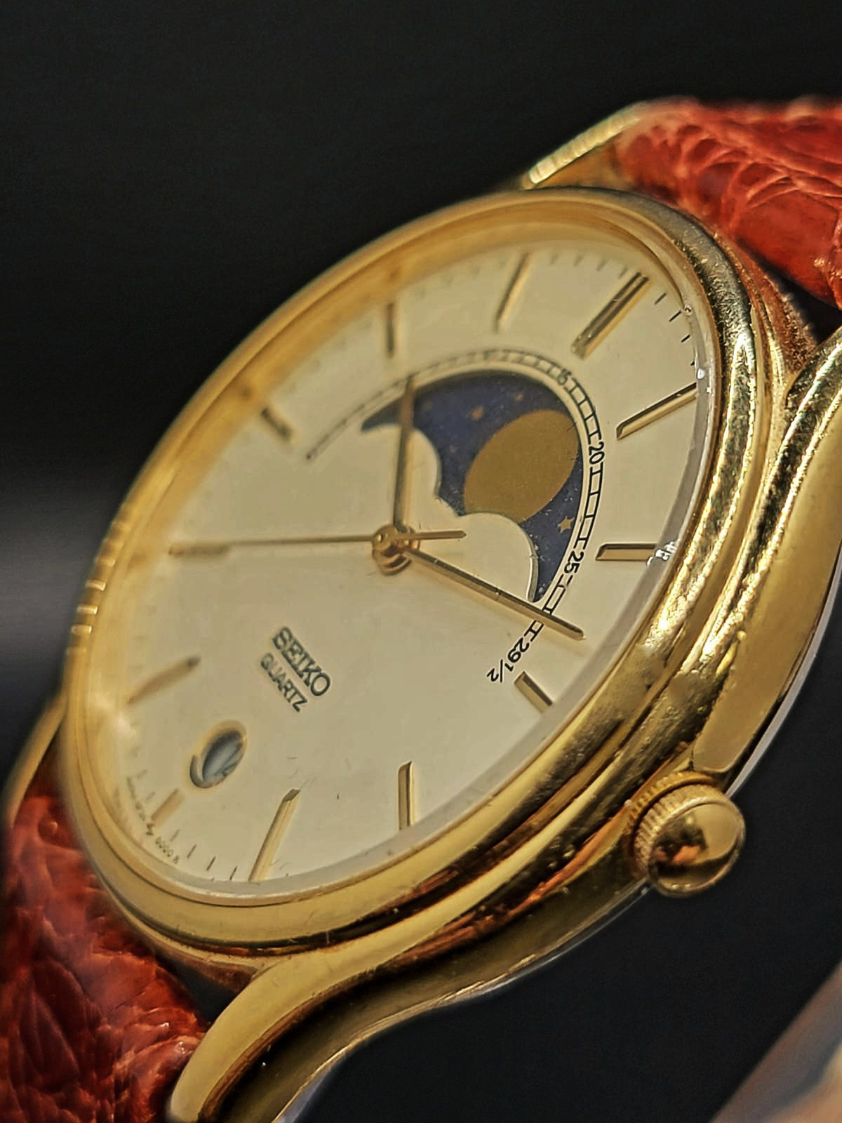 RARE VINTAGE SEIKO*** Men's 34mm Gold Tone Moonphase & Date Indicator Quartz Watch 7434-7008
