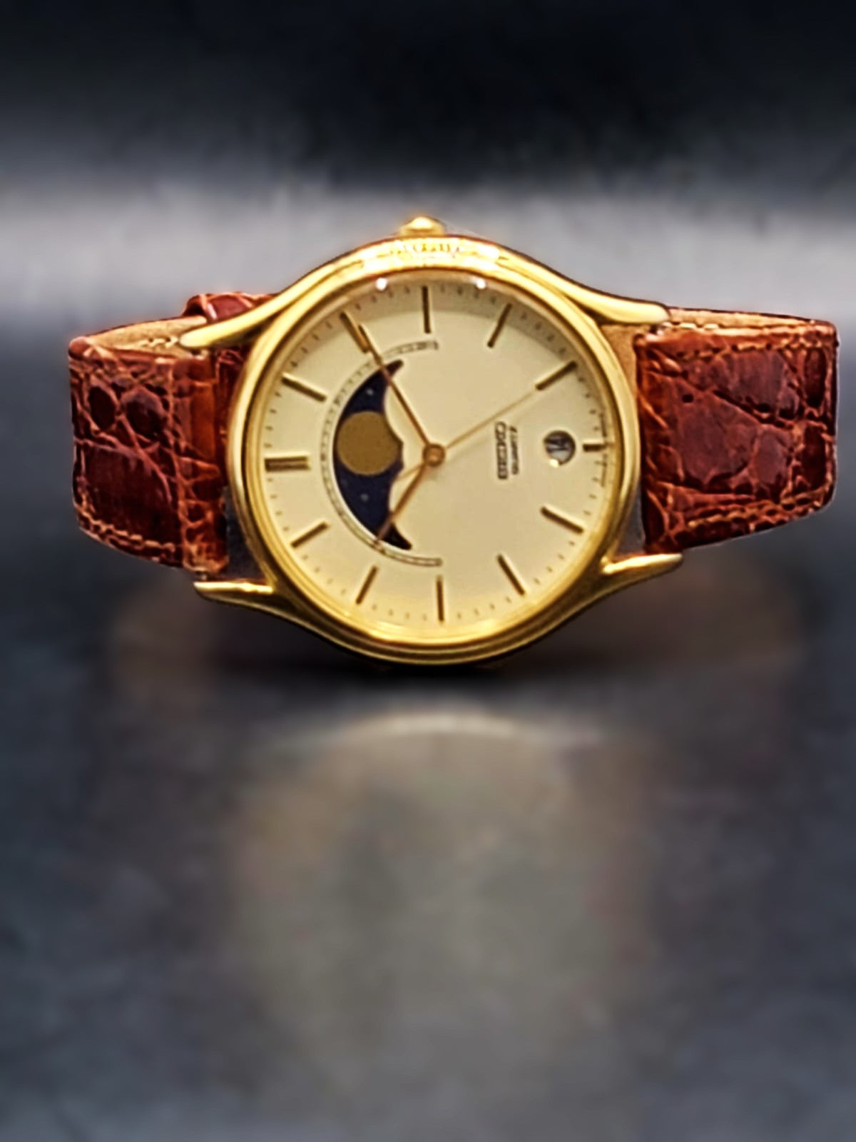RARE VINTAGE SEIKO*** Men's 34mm Gold Tone Moonphase & Date Indicator Quartz Watch 7434-7008