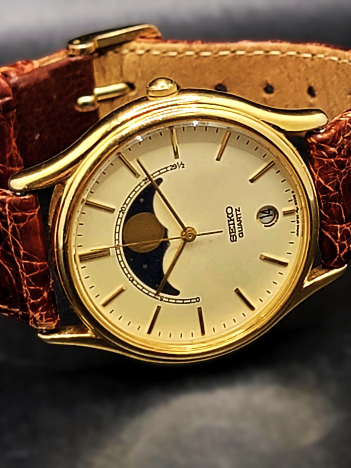 RARE VINTAGE SEIKO*** Men's 34mm Gold Tone Moonphase & Date Indicator Quartz Watch 7434-7008