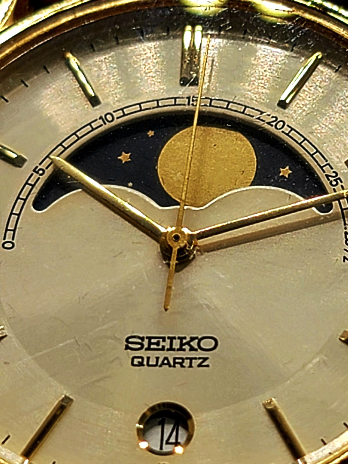 RARE VINTAGE SEIKO*** Men's 34mm Gold Tone Moonphase & Date Indicator Quartz Watch 7434-7008