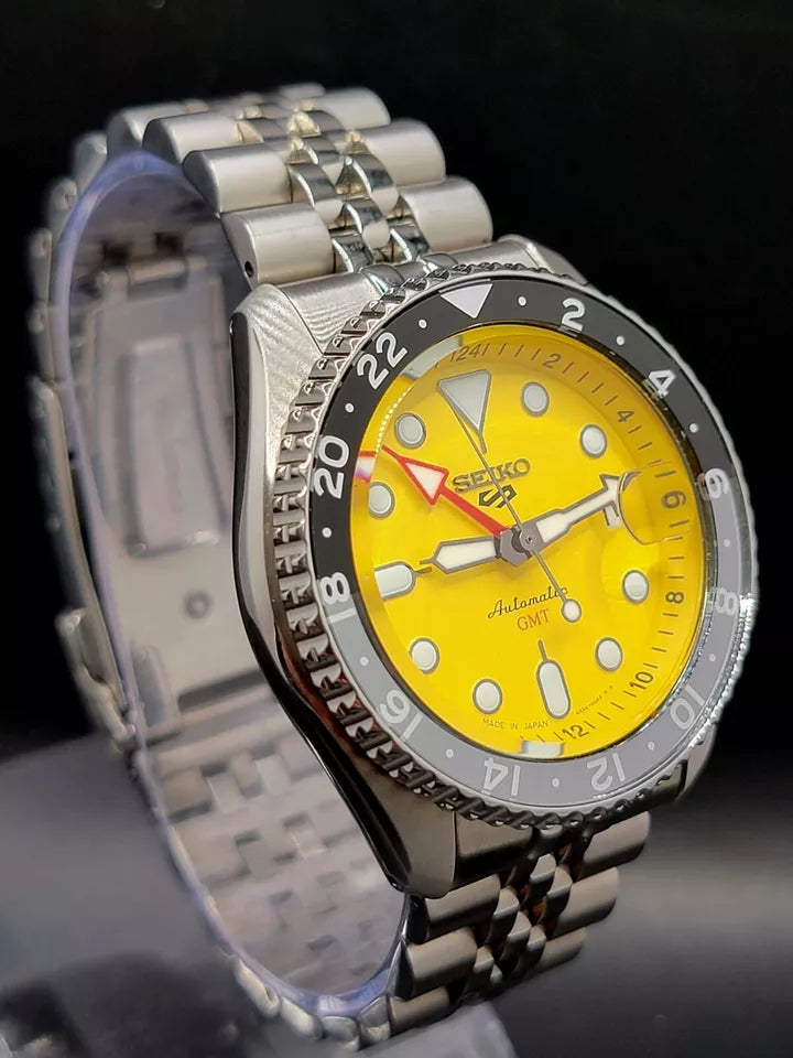SEIKO 5 SSK017 GMT $475MSRP - JUBLIEE BRACELET YELLOW DIAL DATE AUTO SPORT WATCH