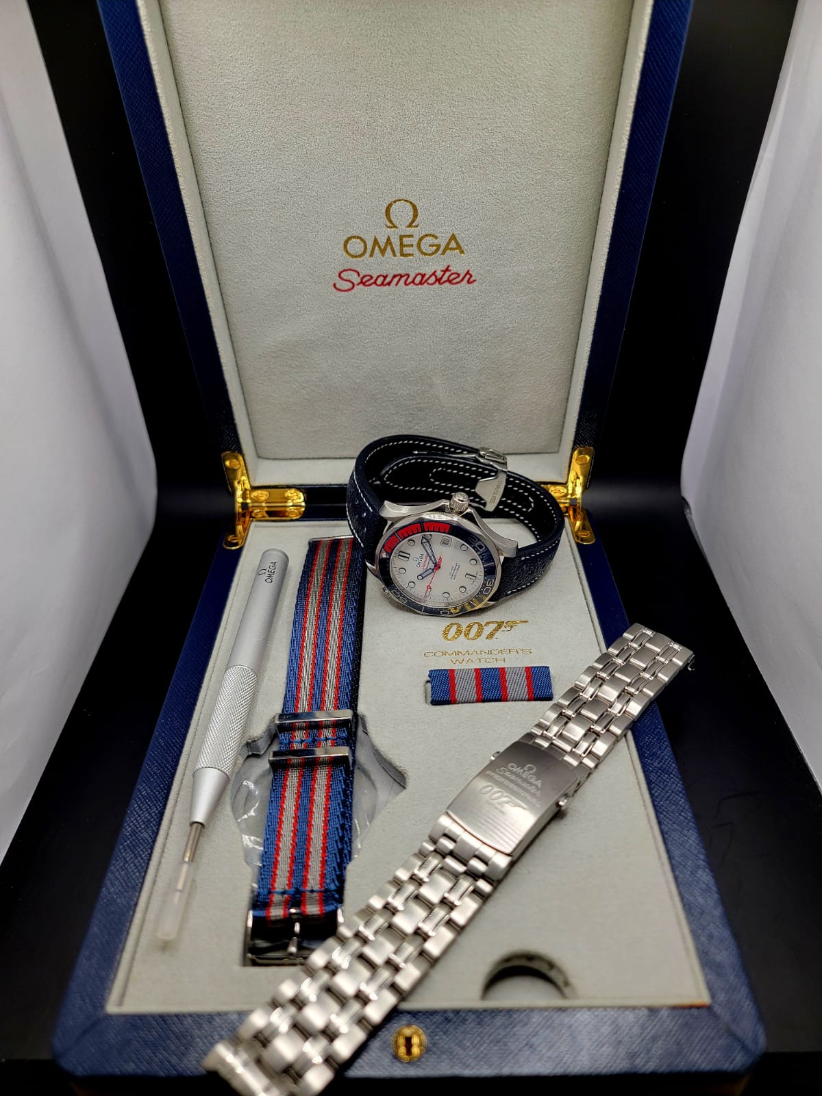 OMEGA Seamaster Diver 300M Commander's Watch James Bond 007 Collector's Set