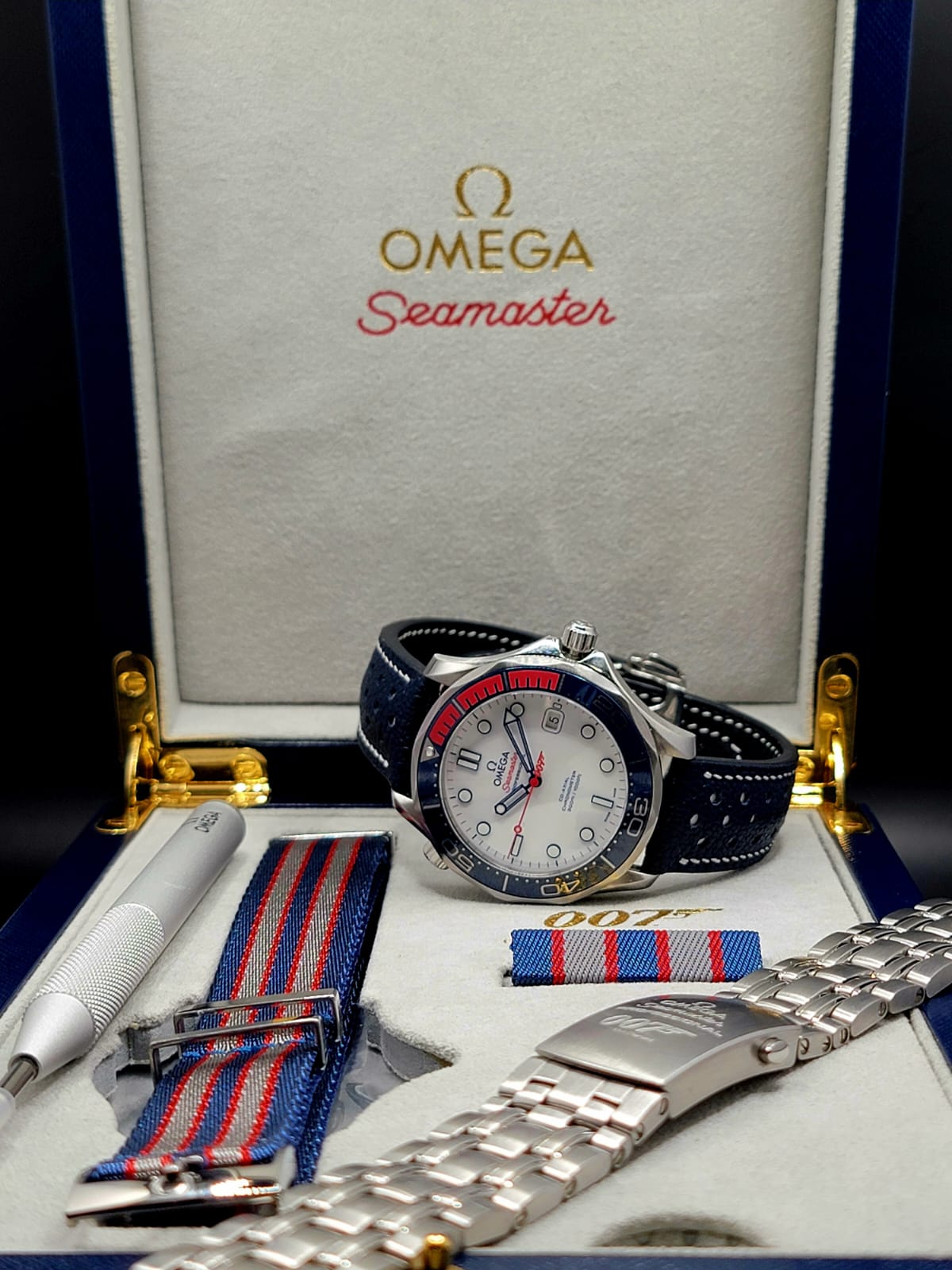 OMEGA Seamaster Diver 300M Commander's Watch James Bond 007 Collector's Set