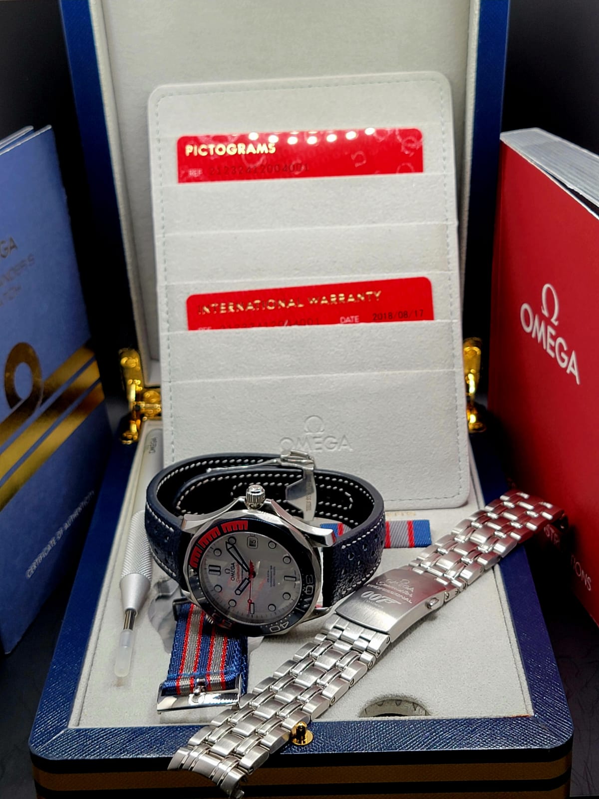 OMEGA Seamaster Diver 300M Commander's Watch James Bond 007 Collector's Set