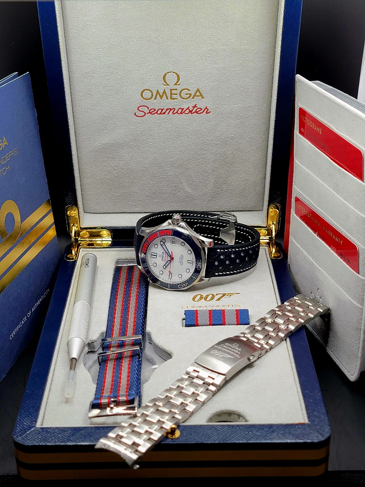 OMEGA Seamaster Diver 300M Commander's Watch James Bond 007 Collector's Set