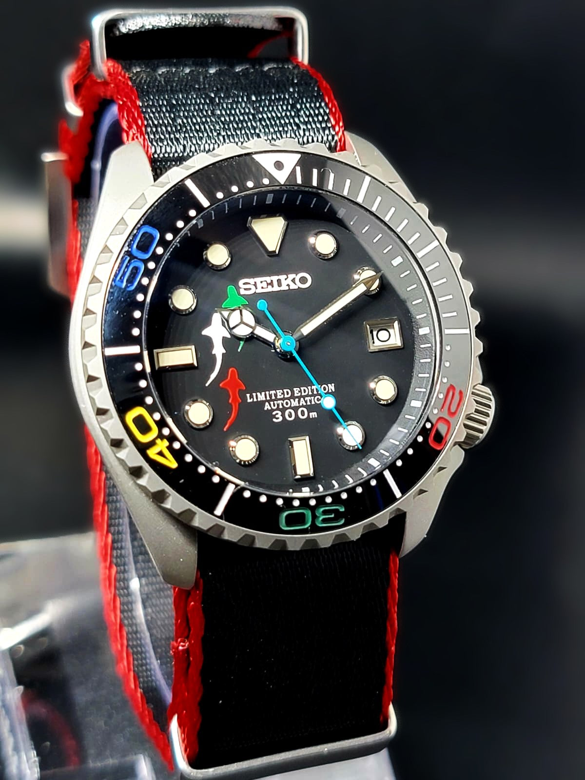 CUSTOM SEIKO MOD - ITALIAN SHARK - NH35 AUTO MOVEMENT ON BLACK AND RED NATO