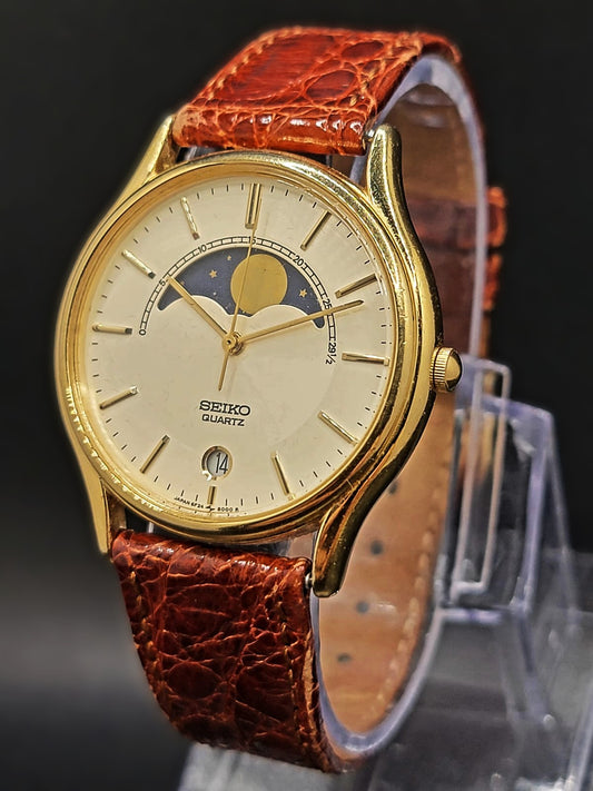 RARE VINTAGE SEIKO*** Men's 34mm Gold Tone Moonphase & Date Indicator Quartz Watch 7434-7008