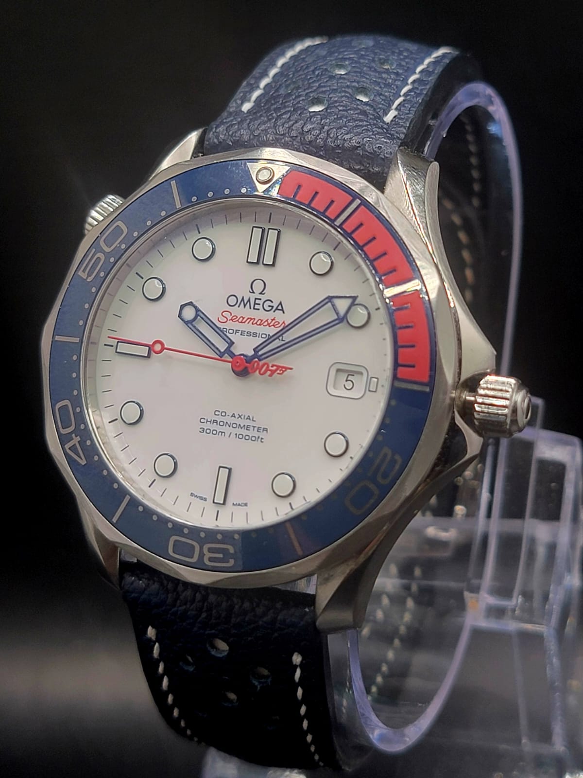 OMEGA Seamaster Diver 300M Commander's Watch James Bond 007 Collector's Set