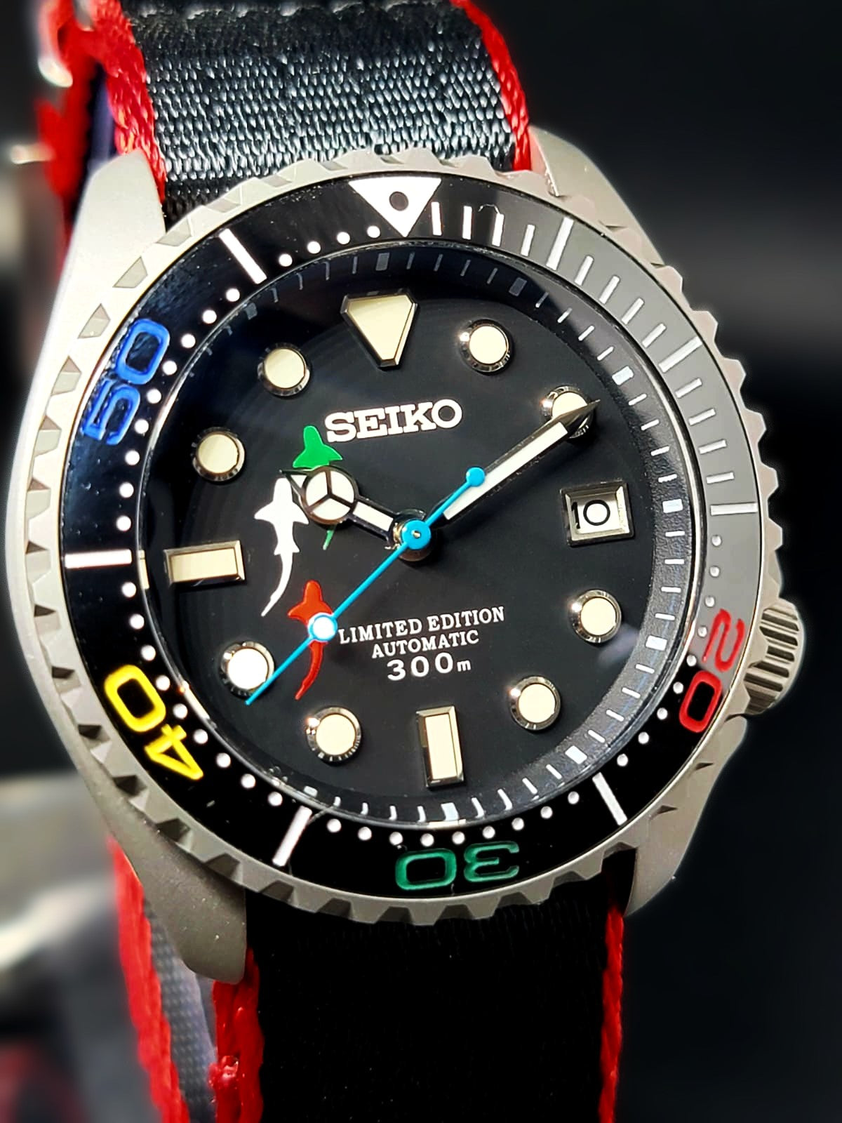 CUSTOM SEIKO MOD - ITALIAN SHARK - NH35 AUTO MOVEMENT ON BLACK AND RED NATO