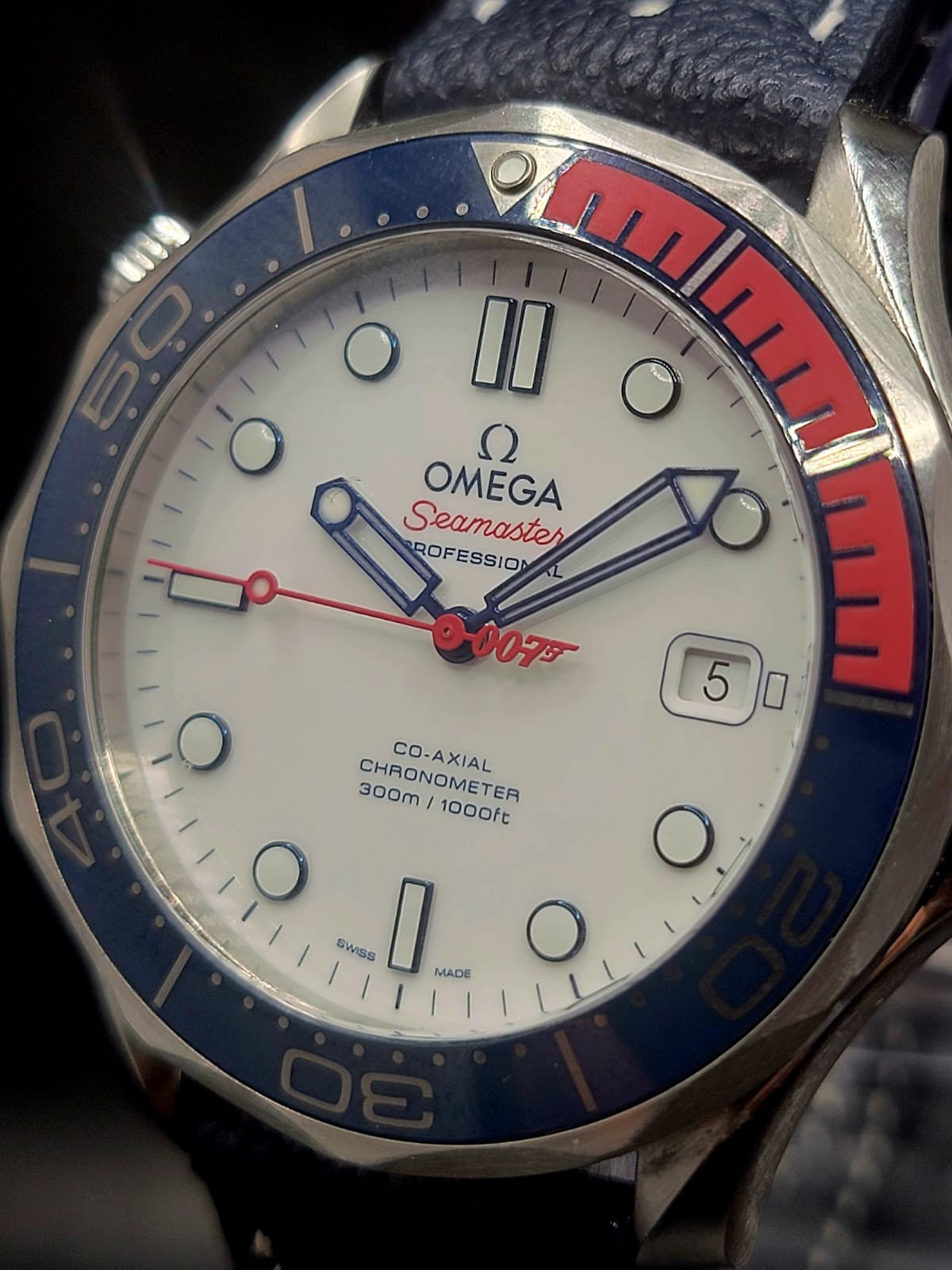 OMEGA Seamaster Diver 300M Commander's Watch James Bond 007 Collector's Set