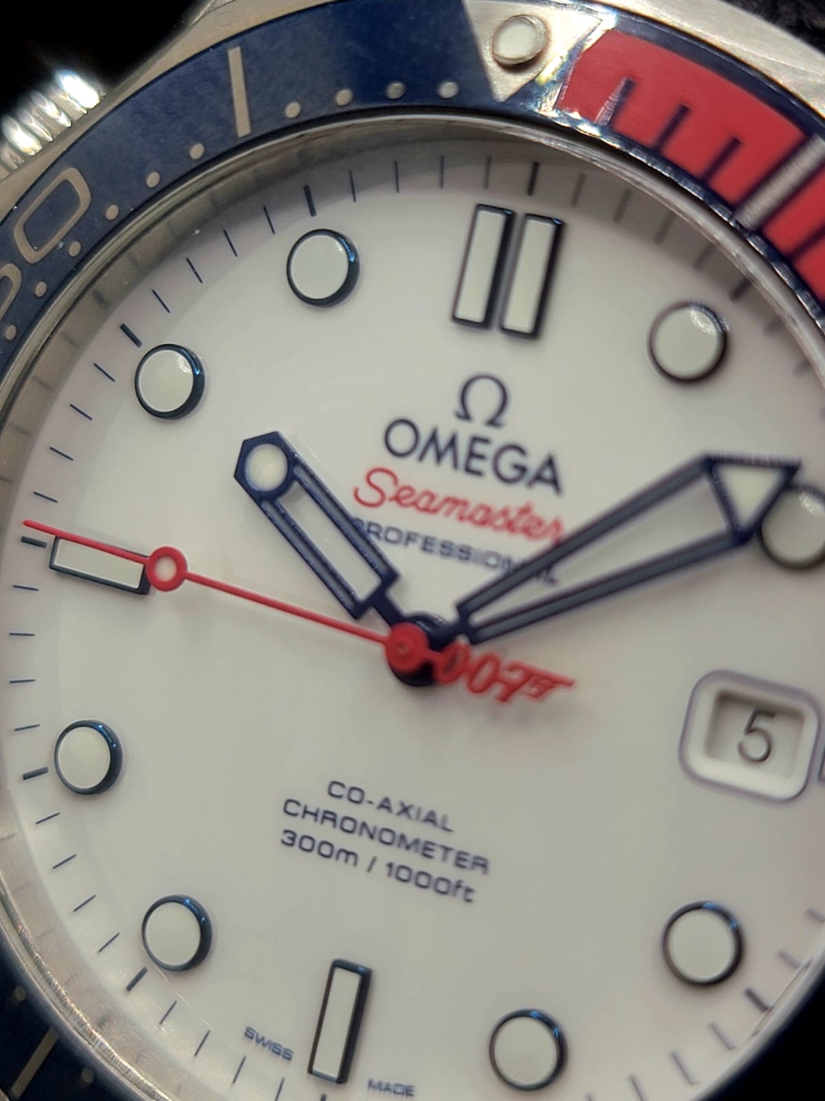 OMEGA Seamaster Diver 300M Commander's Watch James Bond 007 Collector's Set