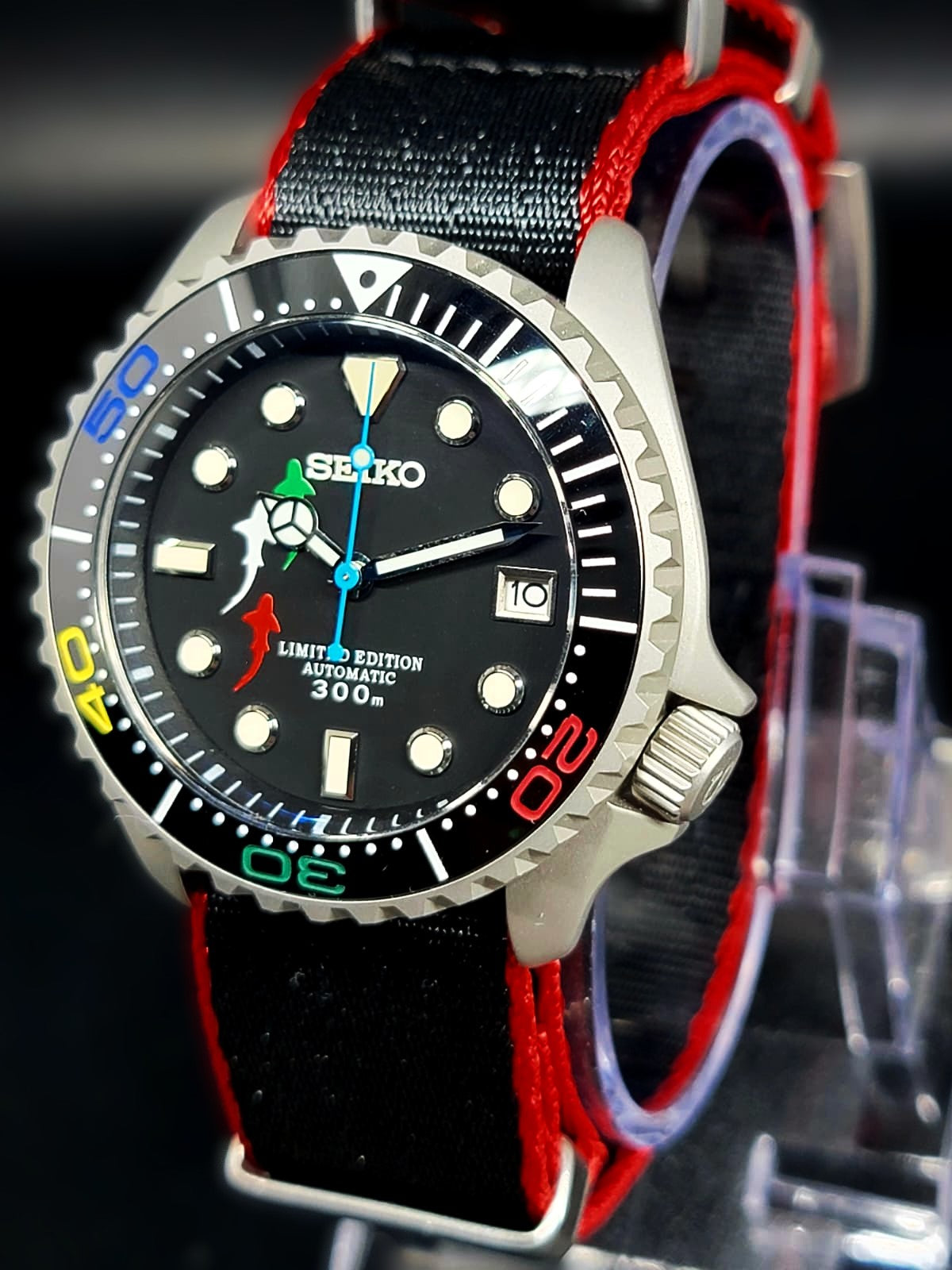CUSTOM SEIKO MOD - ITALIAN SHARK - NH35 AUTO MOVEMENT ON BLACK AND RED NATO
