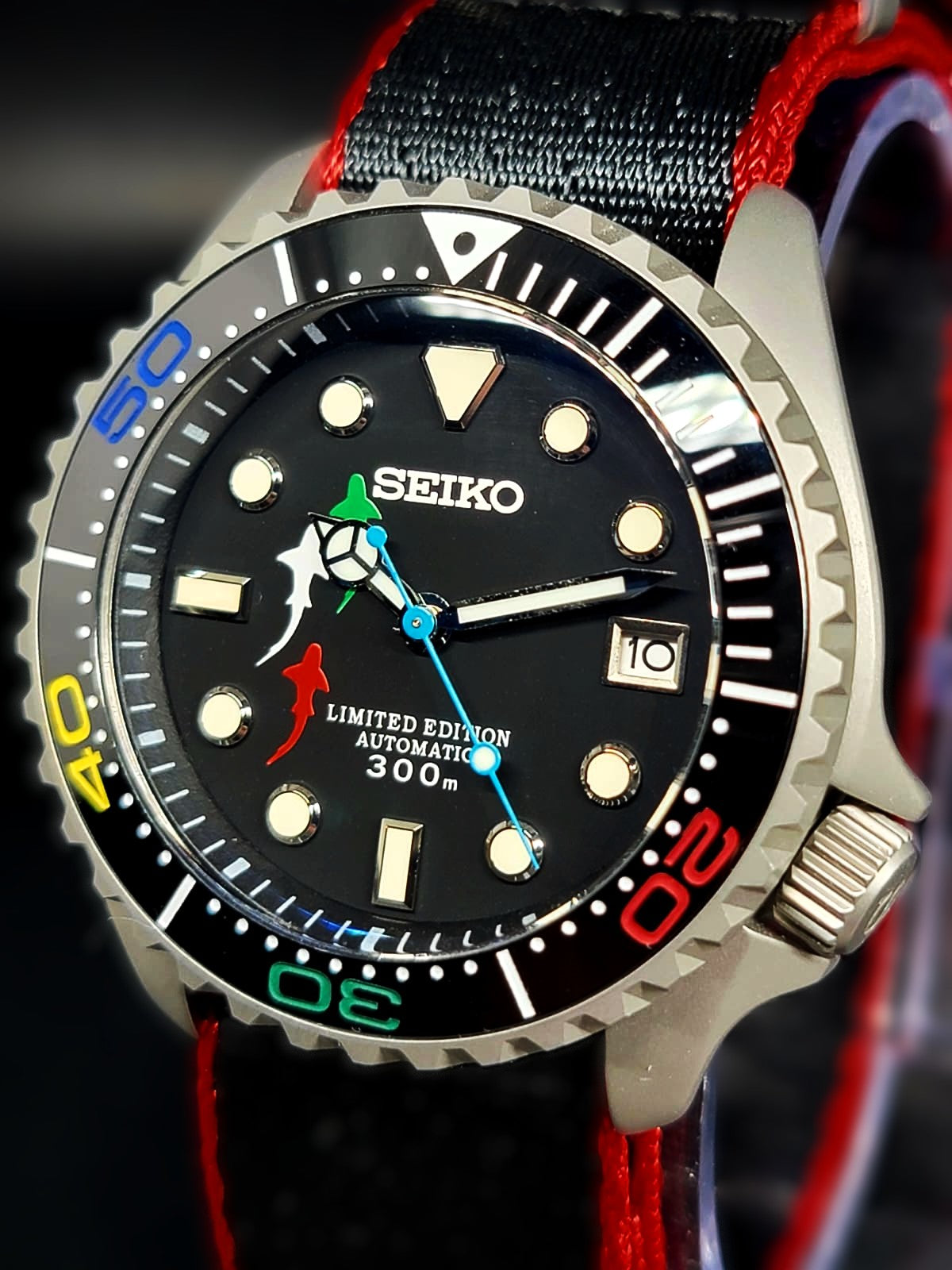 CUSTOM SEIKO MOD - ITALIAN SHARK - NH35 AUTO MOVEMENT ON BLACK AND RED NATO