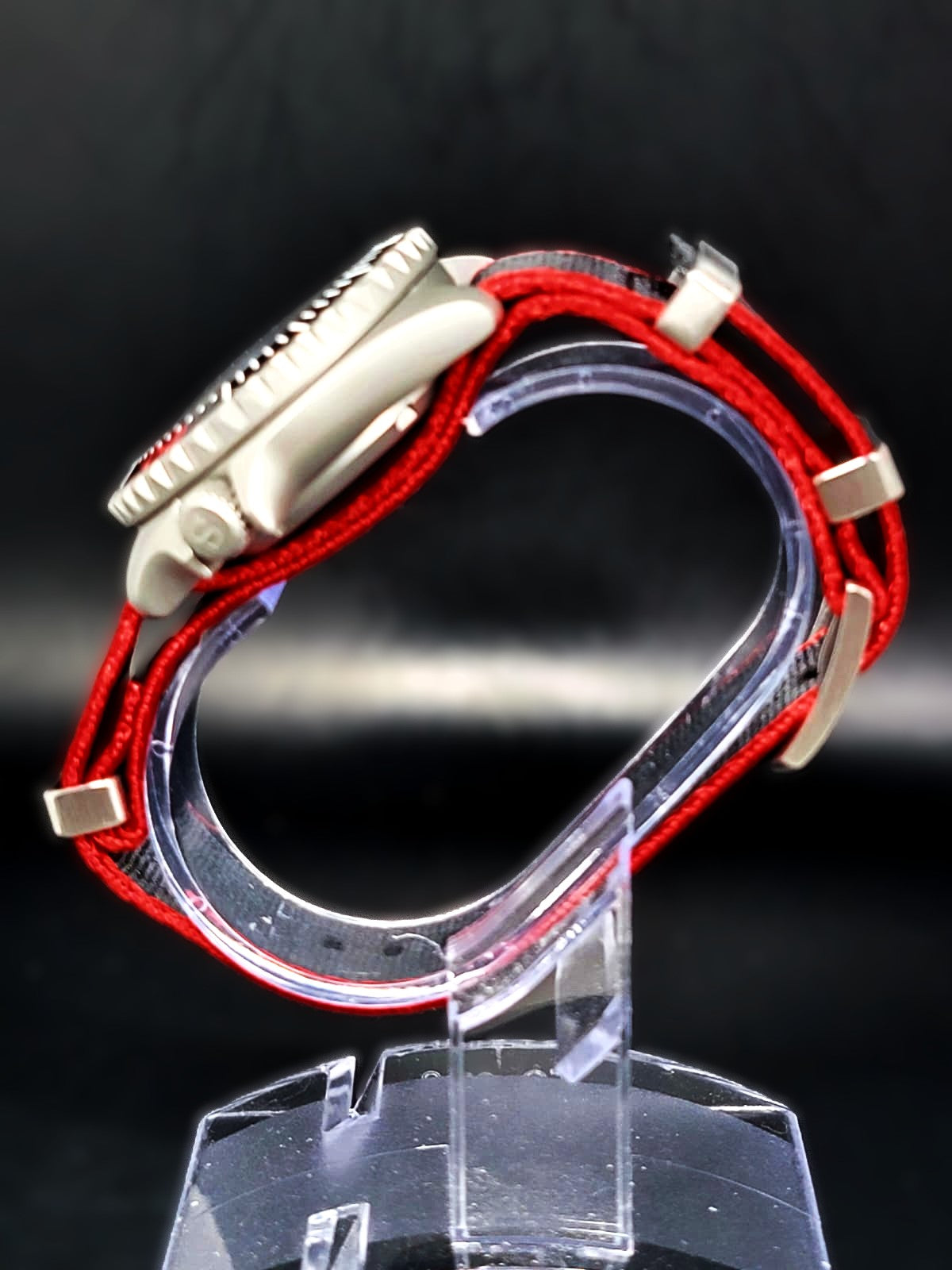 CUSTOM SEIKO MOD - ITALIAN SHARK - NH35 AUTO MOVEMENT ON BLACK AND RED NATO