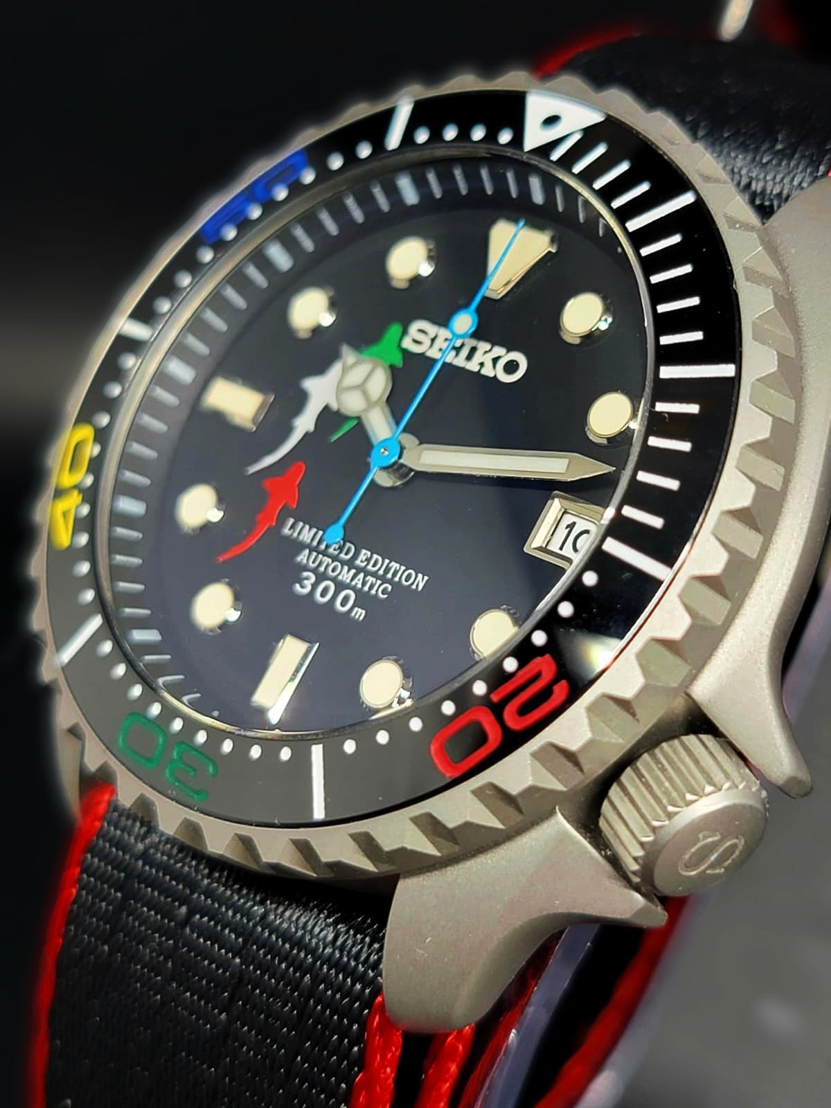 CUSTOM SEIKO MOD - ITALIAN SHARK - NH35 AUTO MOVEMENT ON BLACK AND RED NATO