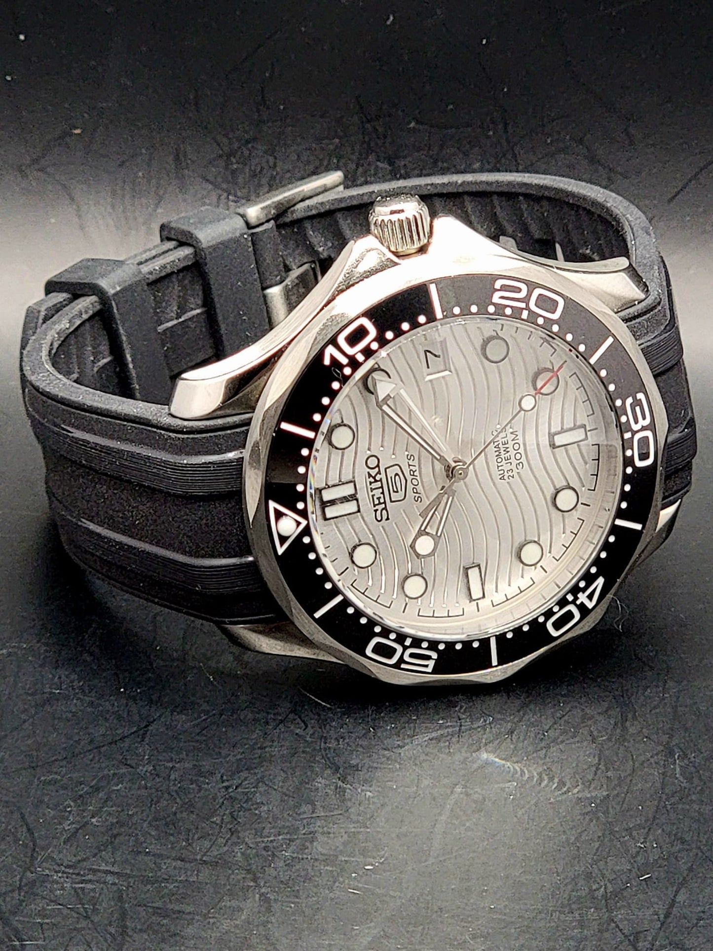 CUSTOM MOD SEAMASTER SILVER WAVE DIAL AUTOMATIC NH35 MOVEMENT NEW