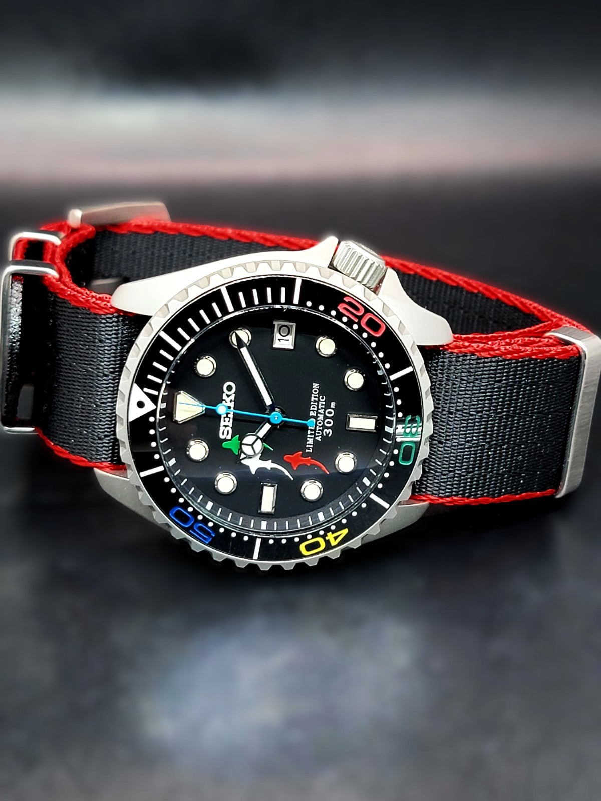 CUSTOM SEIKO MOD - ITALIAN SHARK - NH35 AUTO MOVEMENT ON BLACK AND RED NATO