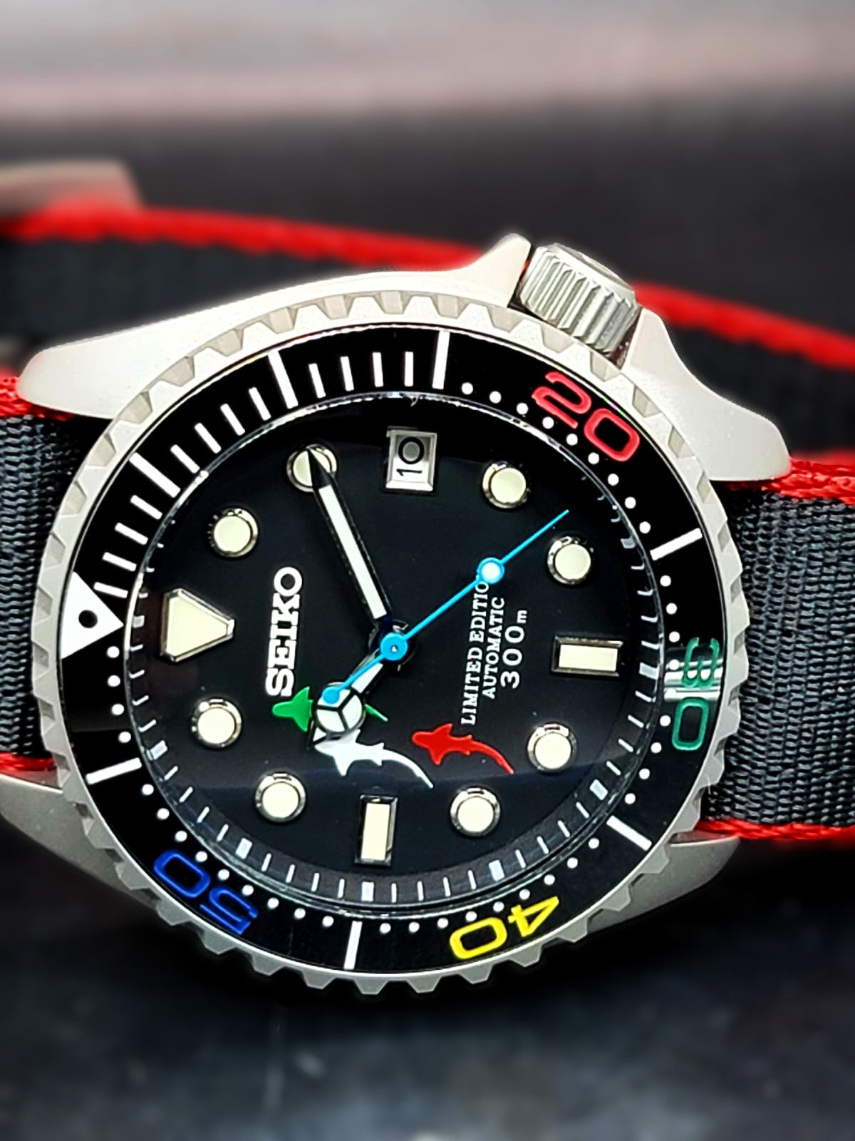 CUSTOM SEIKO MOD - ITALIAN SHARK - NH35 AUTO MOVEMENT ON BLACK AND RED NATO