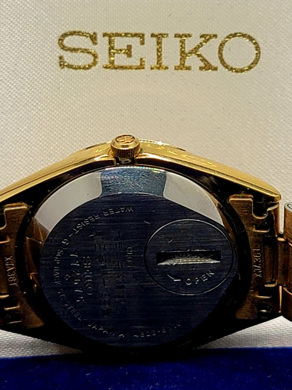 NEAR MINT 1976 SEIKO KING QUARTZ - COMMEMORATIVE WATCH - the Order of the Rising Sun Award in 1978