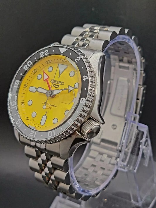 SEIKO 5 SSK017 GMT $475MSRP - JUBLIEE BRACELET YELLOW DIAL DATE AUTO SPORT WATCH